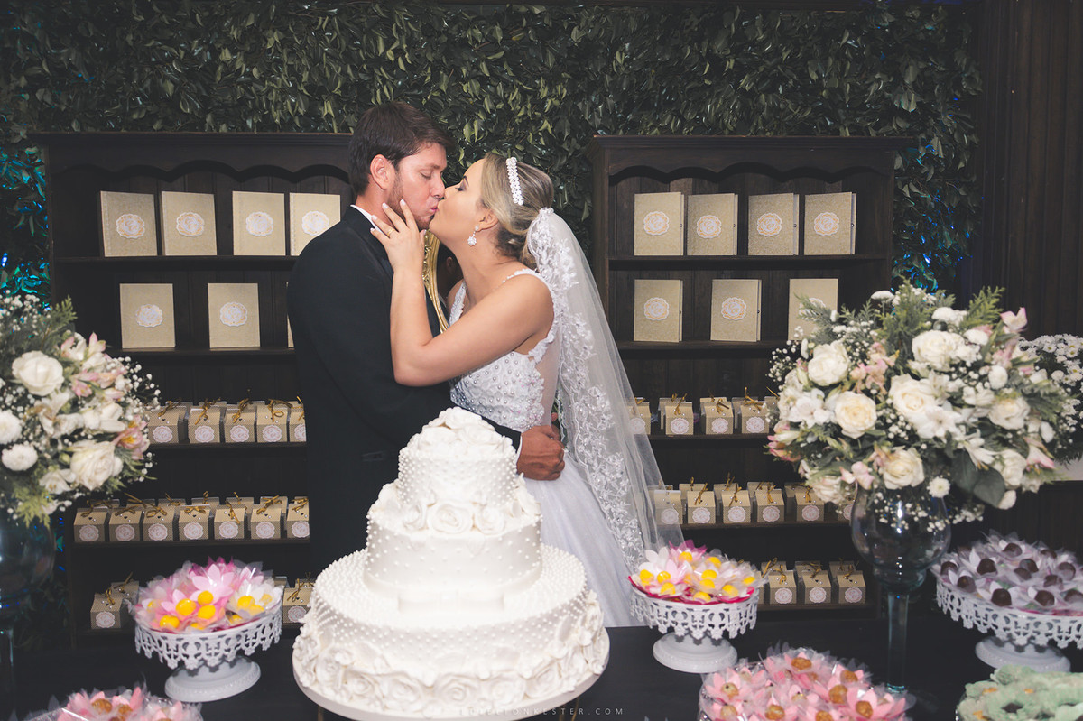 noivos no casamento na mesa do bolo