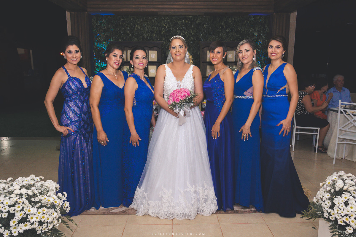 noiva em foto com madrinhas