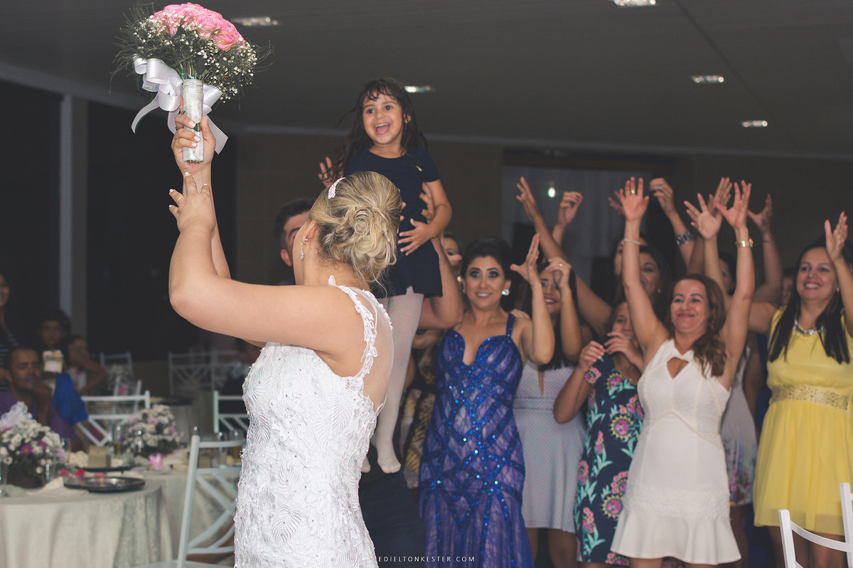 noiva jogando o buque