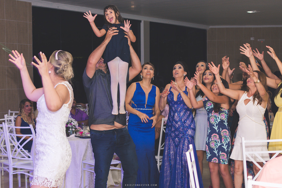 noiva jogando o buque