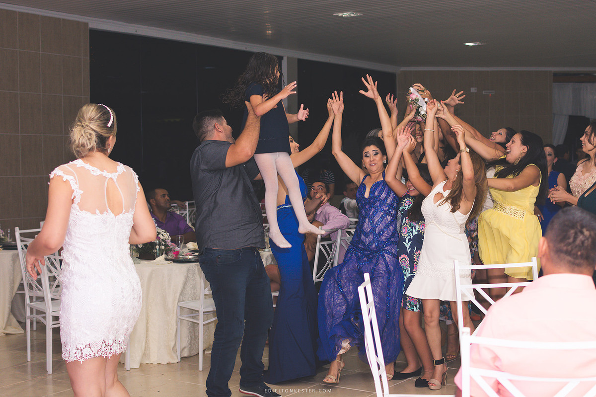 noiva jogando o buque