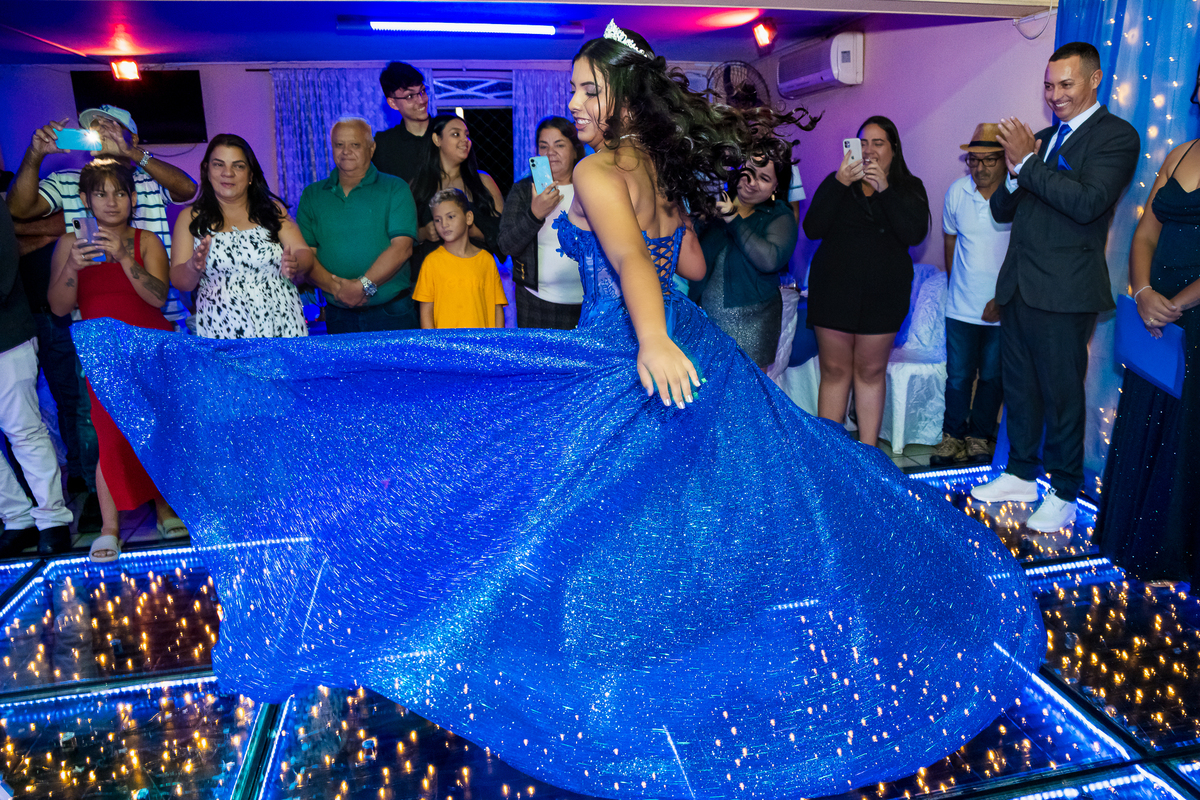 Com elegância e emoção, Yamin brilha na pista durante um dos momentos mais marcantes da festa de 15 anos.