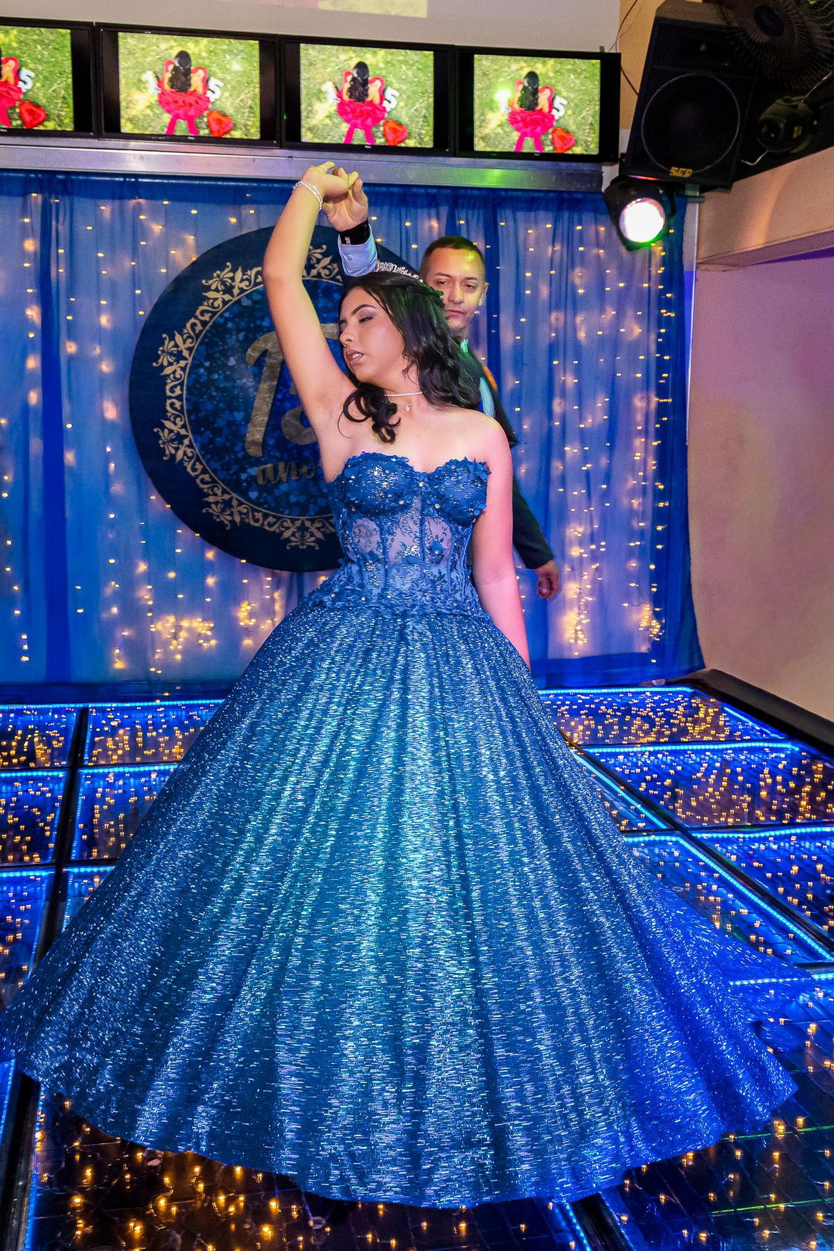 Com elegância e emoção, Yamin brilha na pista durante um dos momentos mais marcantes da festa de 15 anos.