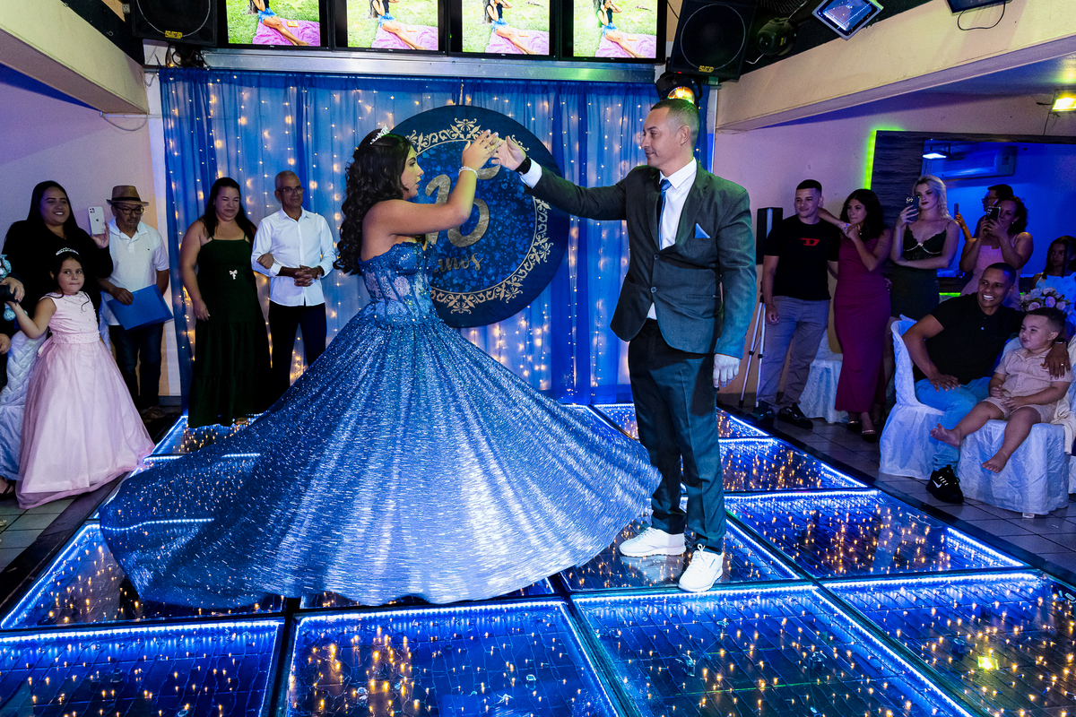 Com elegância e emoção, Yamin brilha na pista durante um dos momentos mais marcantes da festa de 15 anos.