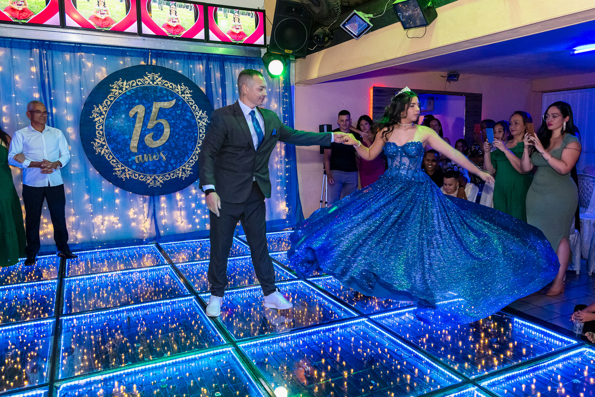 Com elegância e emoção, Yamin brilha na pista durante um dos momentos mais marcantes da festa de 15 anos.