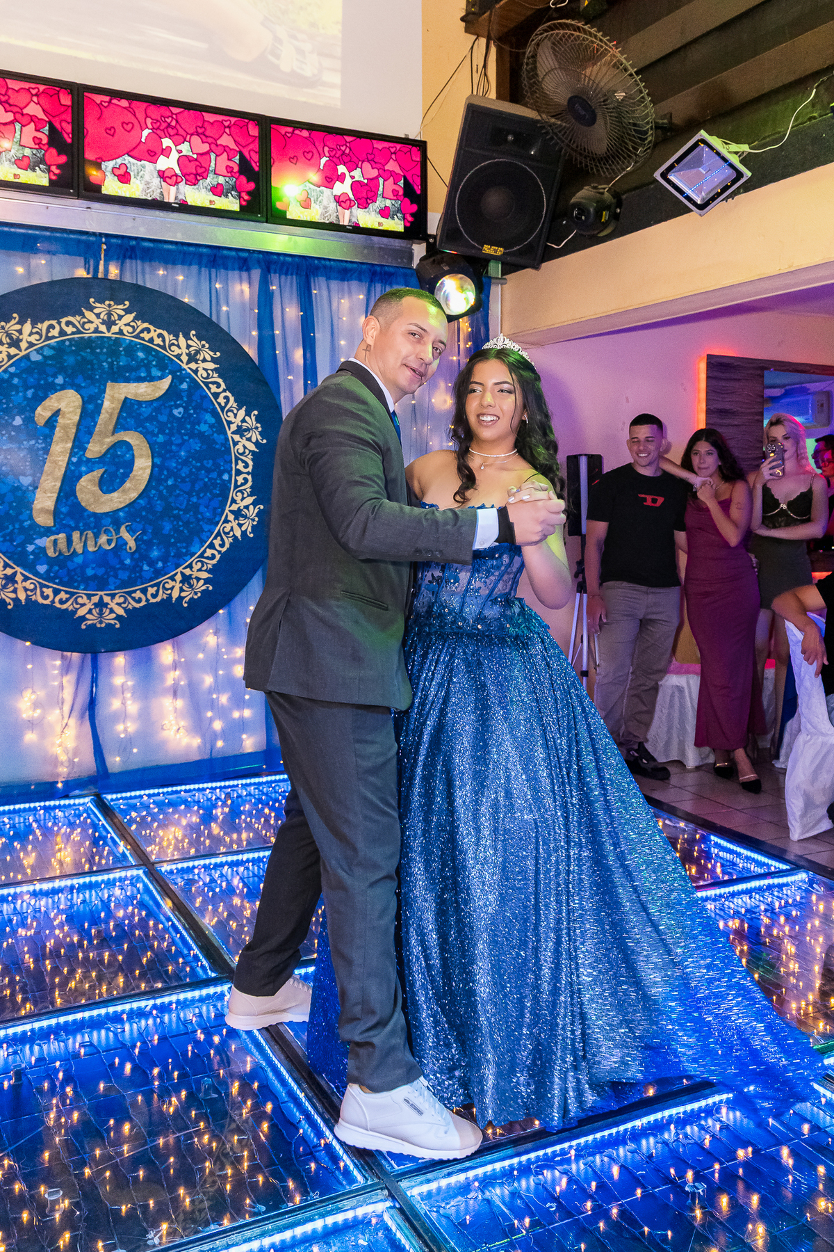 Com elegância e emoção, Yamin brilha na pista durante um dos momentos mais marcantes da festa de 15 anos.