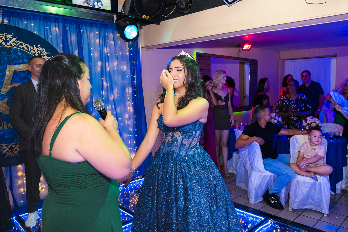 Um instante de pura emoção marca a celebração dos 15 anos de Yamin. A debutante se emociona durante uma homenagem especial feita por familiares e amigos, revelando a intensidade dos sentimentos presentes na noite. O registro captura a sensibilidade