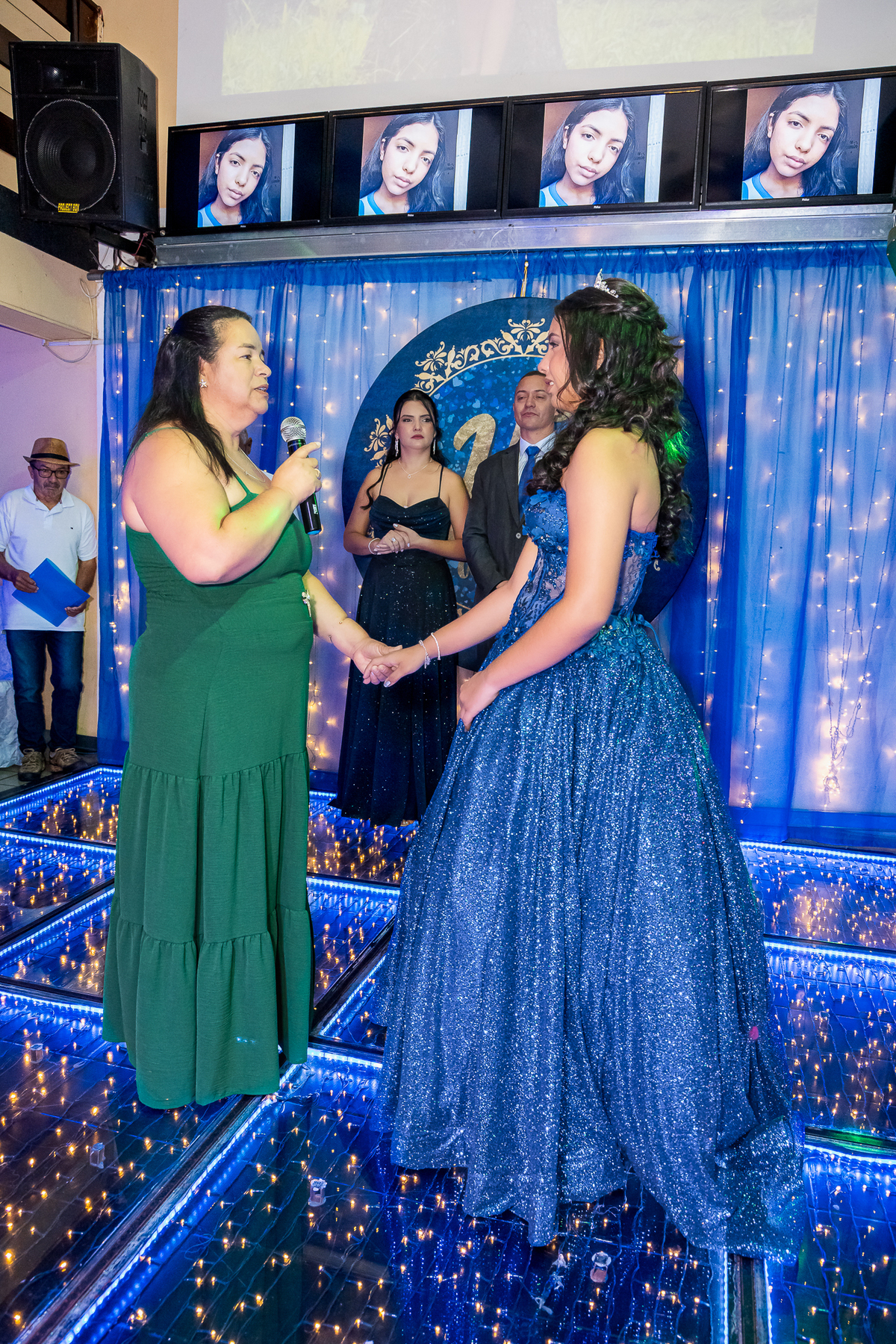 Um instante de pura emoção marca a celebração dos 15 anos de Yamin. A debutante se emociona durante uma homenagem especial feita por familiares e amigos, revelando a intensidade dos sentimentos presentes na noite. O registro captura a sensibilidade 