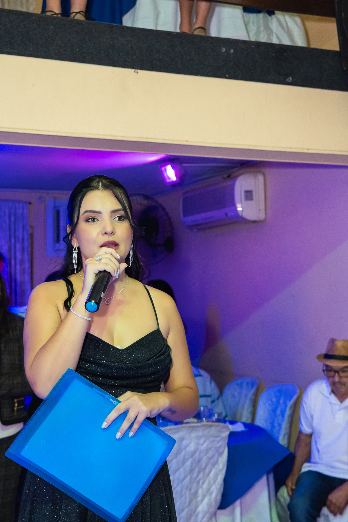 Um instante de pura emoção marca a celebração dos 15 anos de Yamin. A debutante se emociona durante uma homenagem especial feita por familiares e amigos, revelando a intensidade dos sentimentos presentes na noite. O registro captura a sensibilidade 