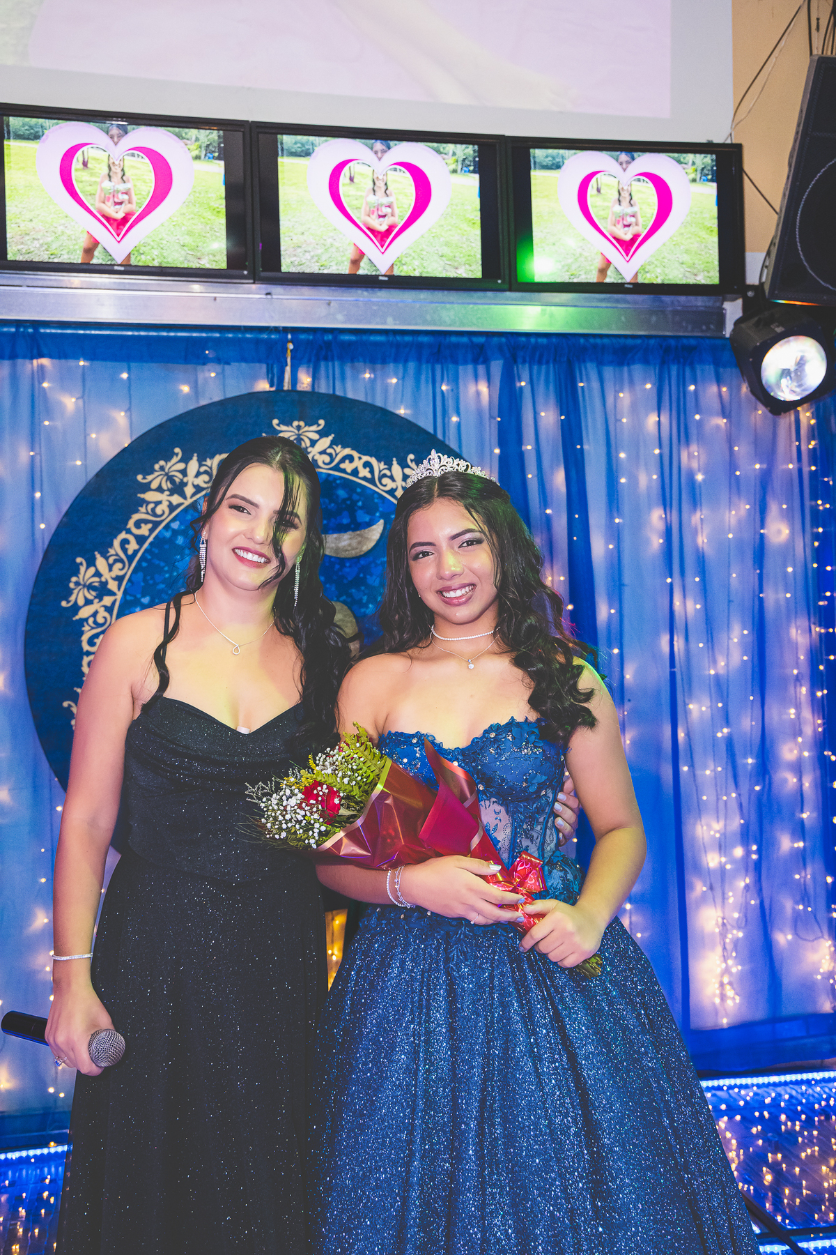 Um instante de pura emoção marca a celebração dos 15 anos de Yamin. A debutante se emociona durante uma homenagem especial feita por familiares e amigos, revelando a intensidade dos sentimentos presentes na noite. O registro captura a sensibilidade 