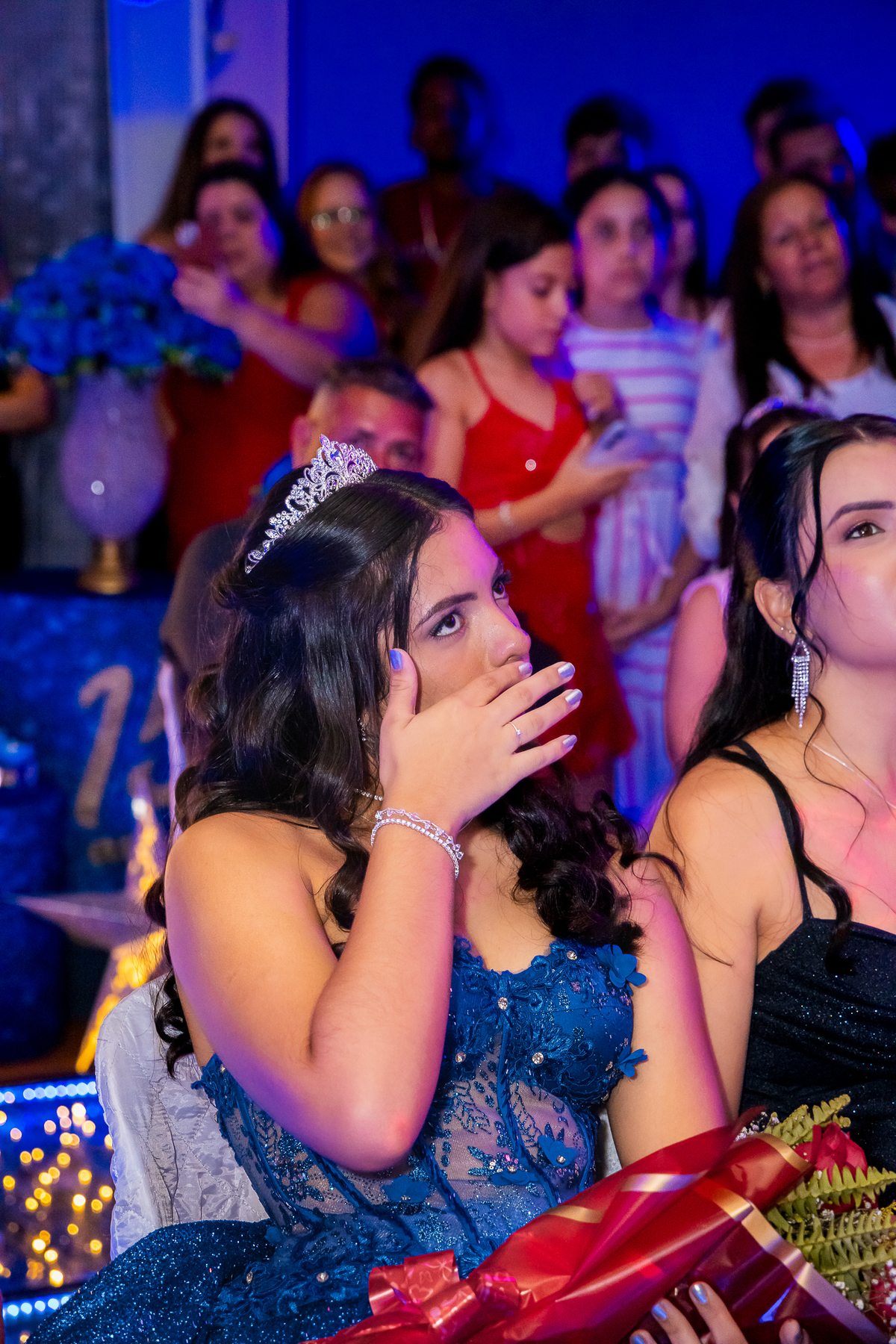 Um instante de pura emoção marca a celebração dos 15 anos de Yamin. A debutante se emociona durante uma homenagem especial feita por familiares e amigos, revelando a intensidade dos sentimentos presentes na noite. O registro captura a sensibilidade