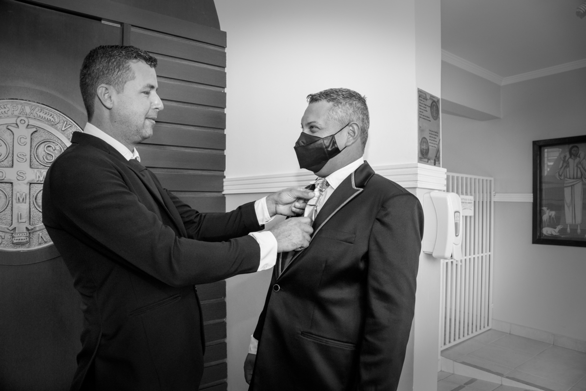 fazendo o ajuste na gravata