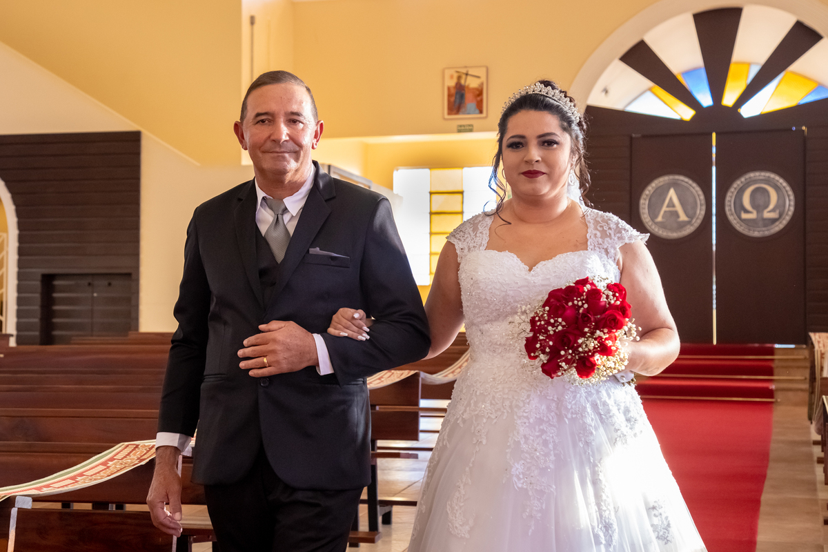 A noiva sendo Conduzido pelo corredor pelo Pai