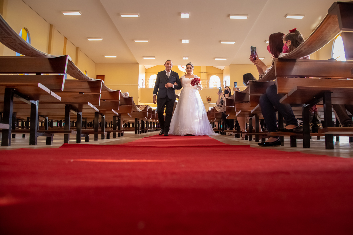 A noiva sendo Conduzido pelo corredor pelo Pai