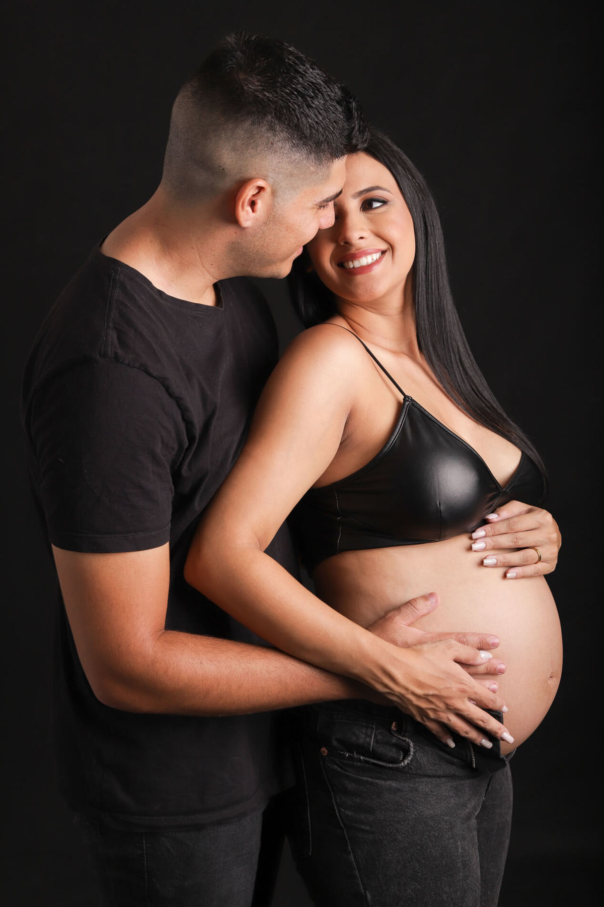 Pai e mãe Abraçados, Inspirações de poses de gestante, fotografia de gestante, Especialista em ensaio de gestante, Estúdio Rossinis