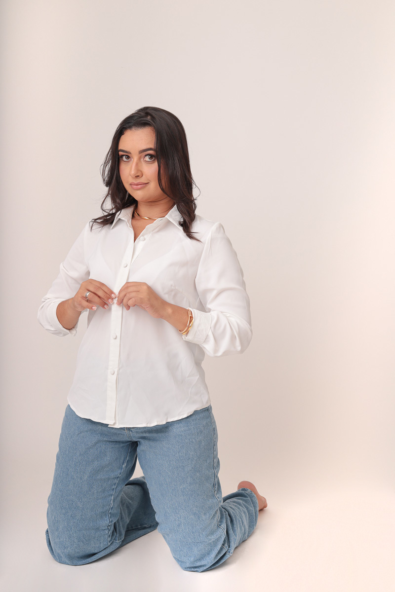 look com calça Jeans e Camisa branca no ensaio feminino da Jennifer comemorando seus 30 anos