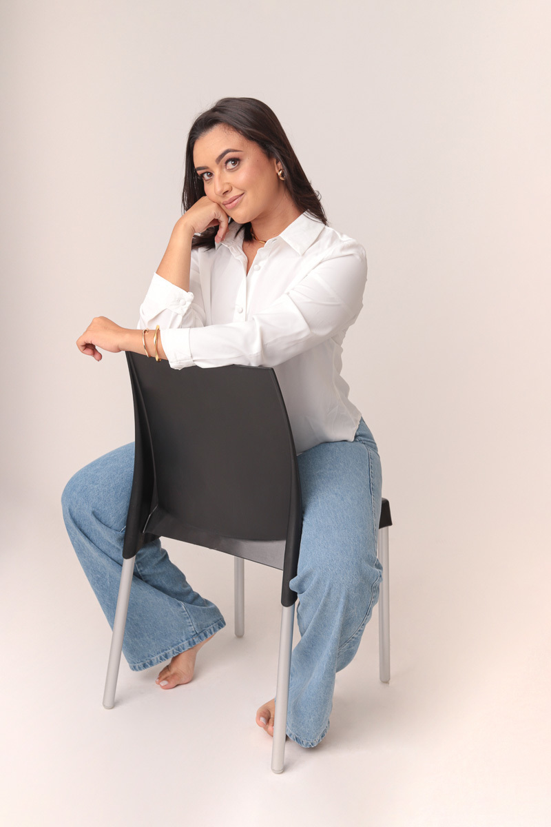 calça Jeans e Camisa branca no ensaio feminino da Jennifer comemorando seus 30 anos