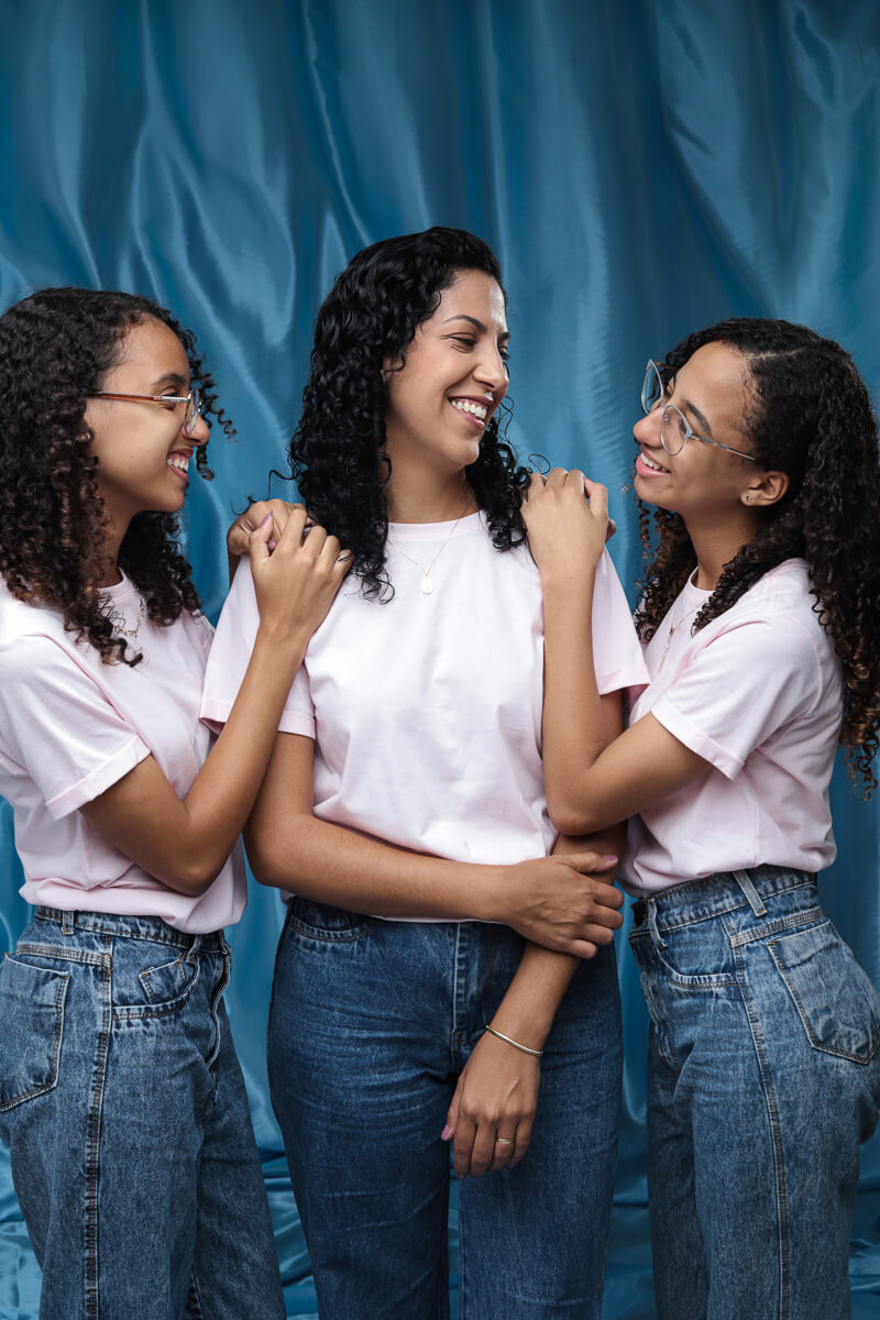 Estúdio Rossinis; Fotografia de Família; ensaio Dia das Mães; Ensaio mãe e filho, foto de família; sessão dia das mães 2026; especial dia das mães, mãe e filhas se olhando com um sorriso lindo