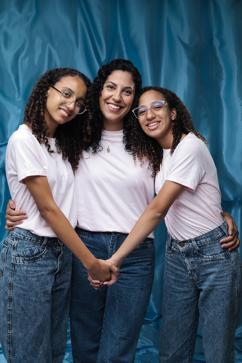 Estúdio Rossinis; Fotografia de Família; ensaio Dia das Mães; Ensaio mãe e filho, foto de família; sessão dia das mães 2026; especial dia das mães, mãe e filha abraçando