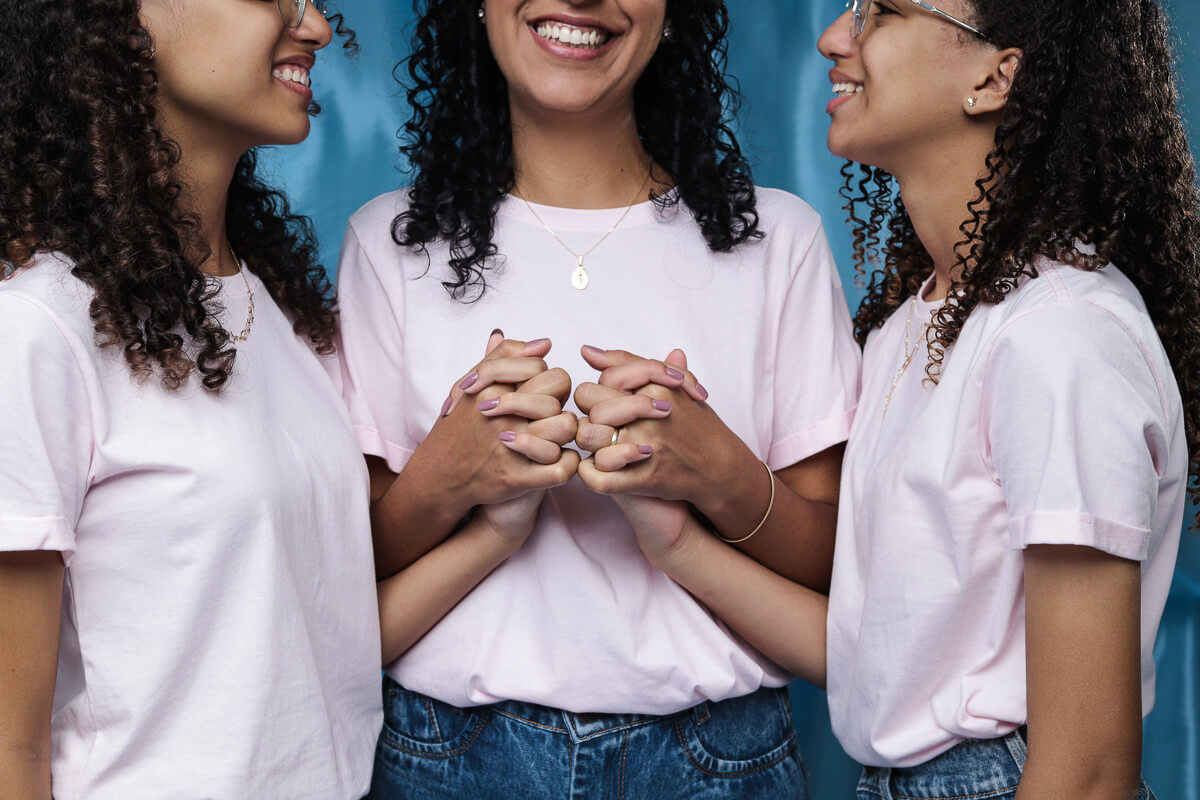 Estúdio Rossinis; Fotografia de Família; ensaio Dia das Mães; Ensaio mãe e filho, foto de família; sessão dia das mães 2026; especial dia das mães, mãe e filha de mãos dadas