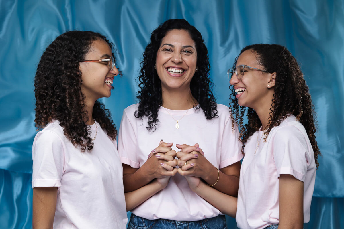 Estúdio Rossinis; Fotografia de Família; ensaio Dia das Mães; Ensaio mãe e filho, foto de família; sessão dia das mães 2026; especial dia das mães, mulheres unidas, mãe e filha unidas