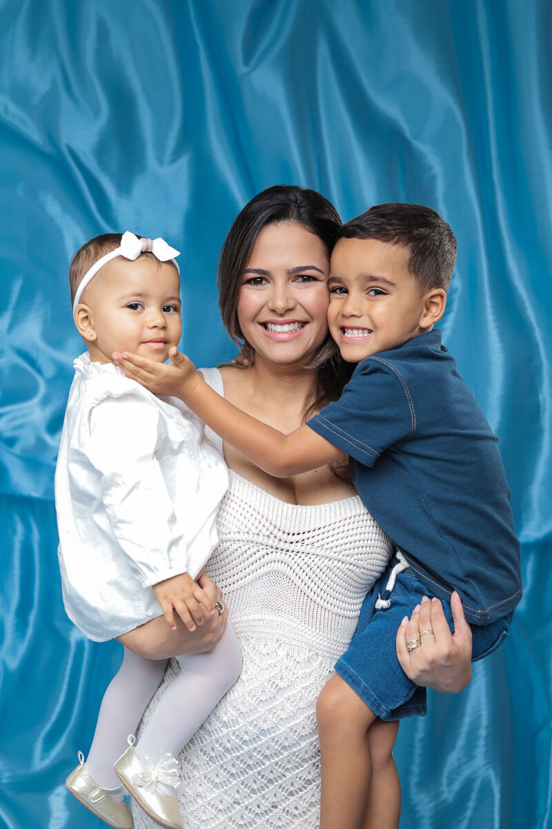 Estúdio Rossinis; Fotografia de Família; ensaio Dia das Mães; Ensaio mãe e filho, foto de família; sessão dia das mães 2026; especial dia das mães, mãe com  filhos no colo, crianças, 