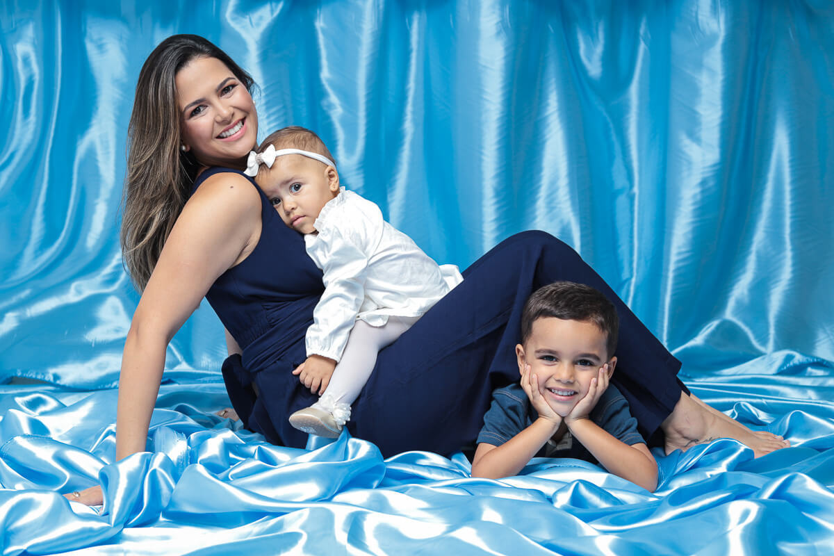 Estúdio Rossinis; Fotografia de Família; ensaio Dia das Mães; Ensaio mãe e filho, foto de família; sessão dia das mães 2026; especial dia das mães, mãe e filhos pequenos brincando,