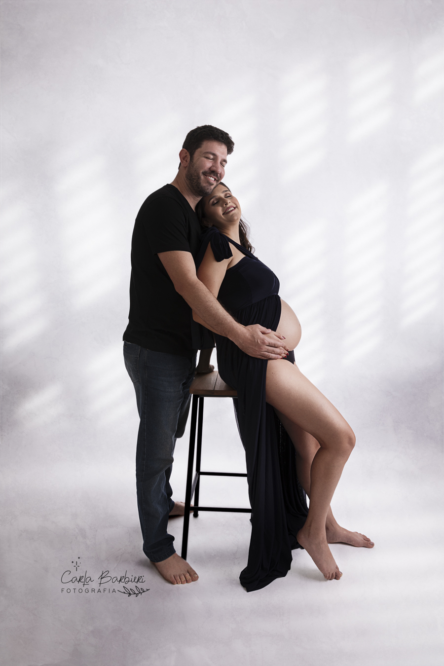 ensaio-gestante-textura-luz-janela-refletida