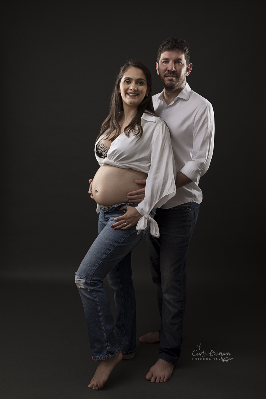 casal-gestante-fundo-cinza