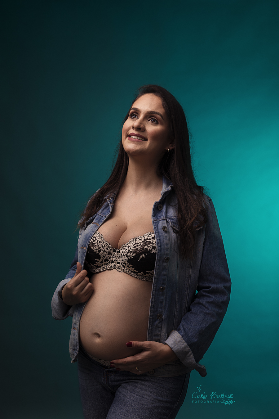 foto-gestante-com-fundo-colorido