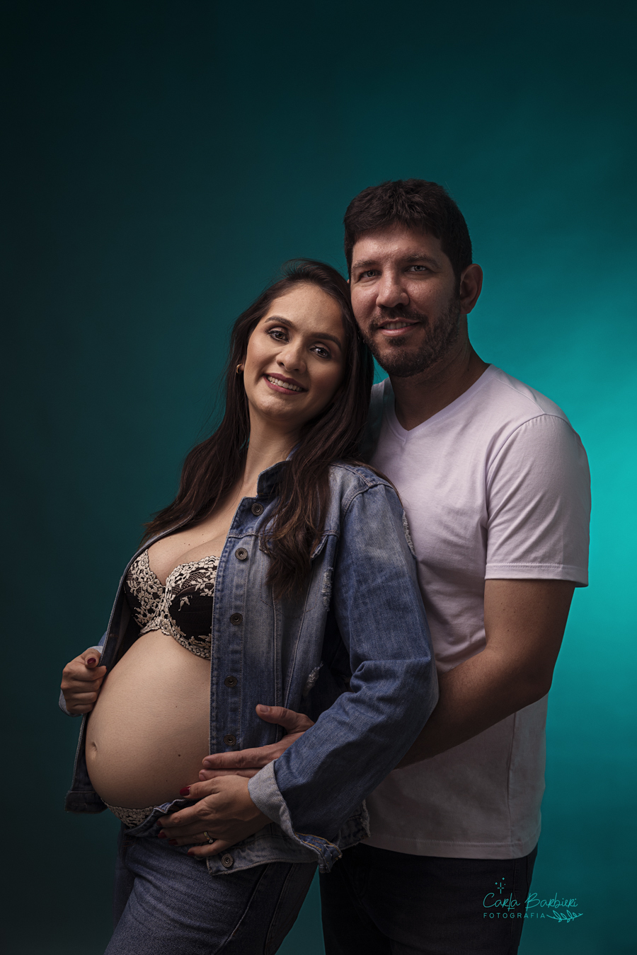gestante-casal-fundo-ciano
