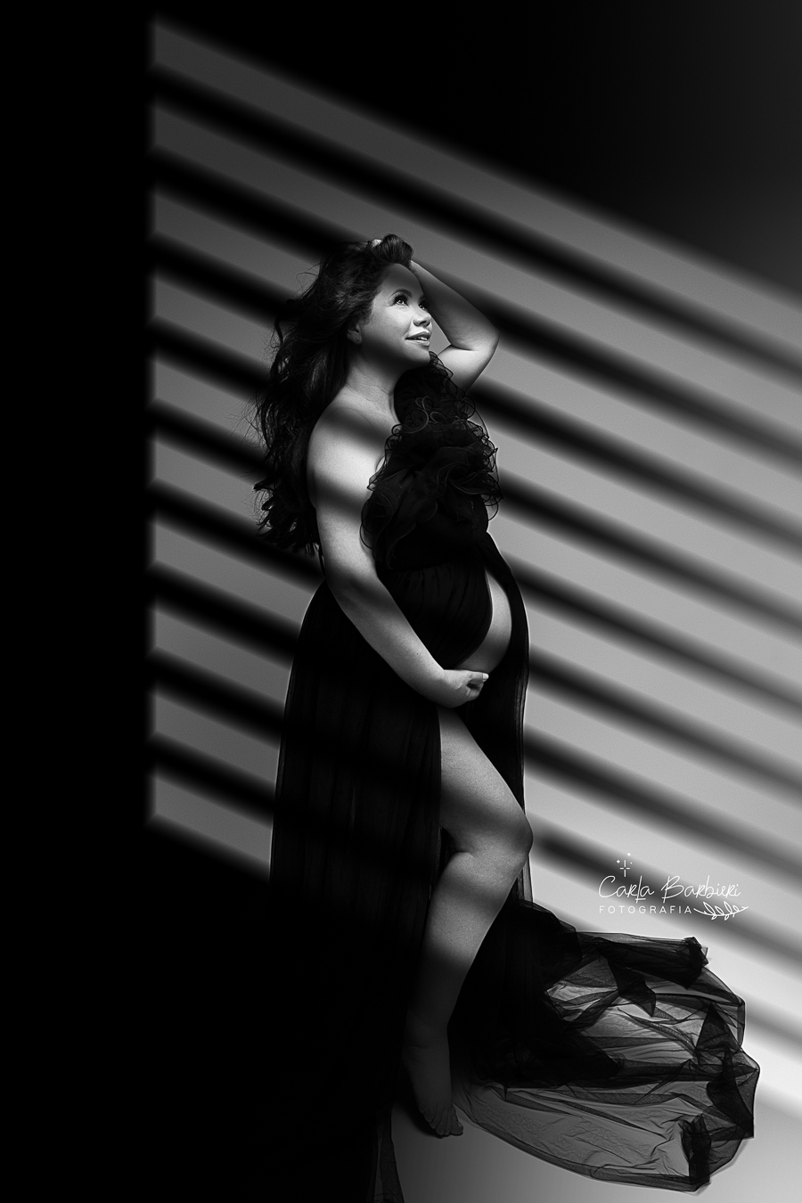 ensaio-gestante-luz-persiana-preto-e-branco
