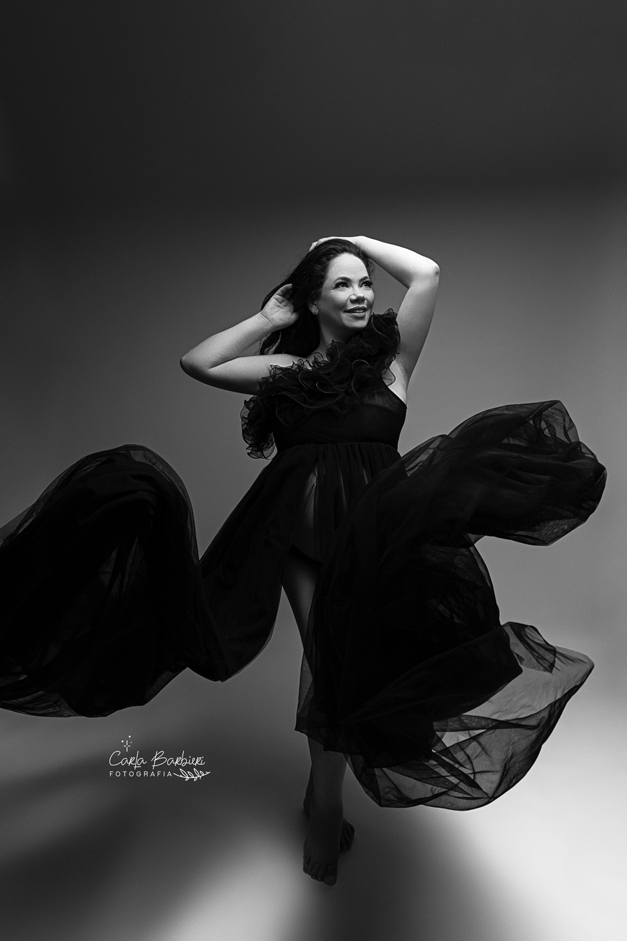 foto-gestante-vestido-voando-preto-e-branco