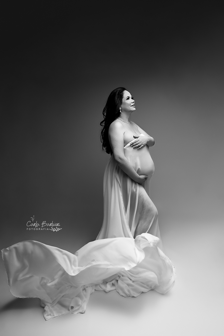 ensaio-gestante-tecido-branco-e-preto