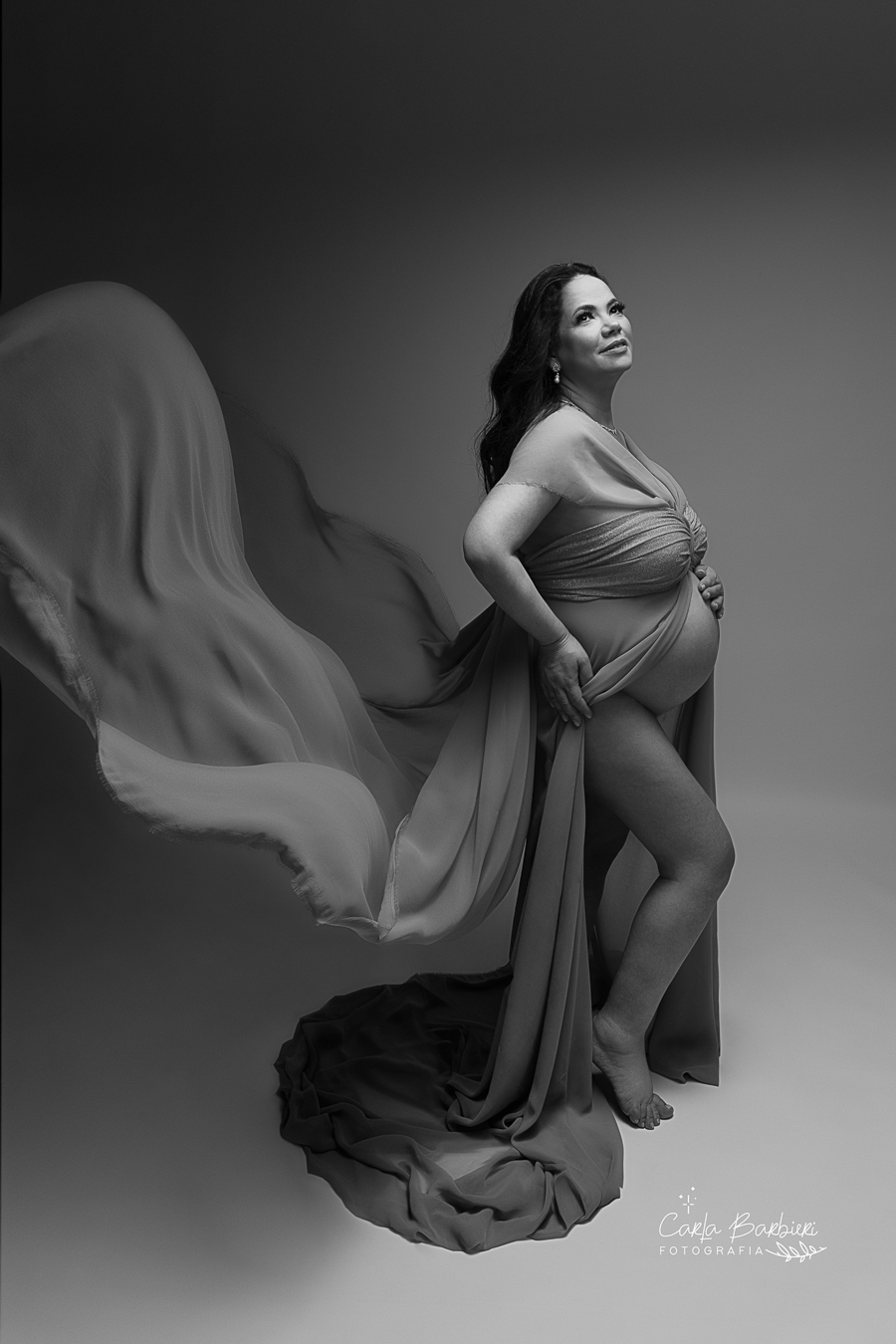 fotografia-gravida-moulage-tecido-azul-voando-preto-e-branco