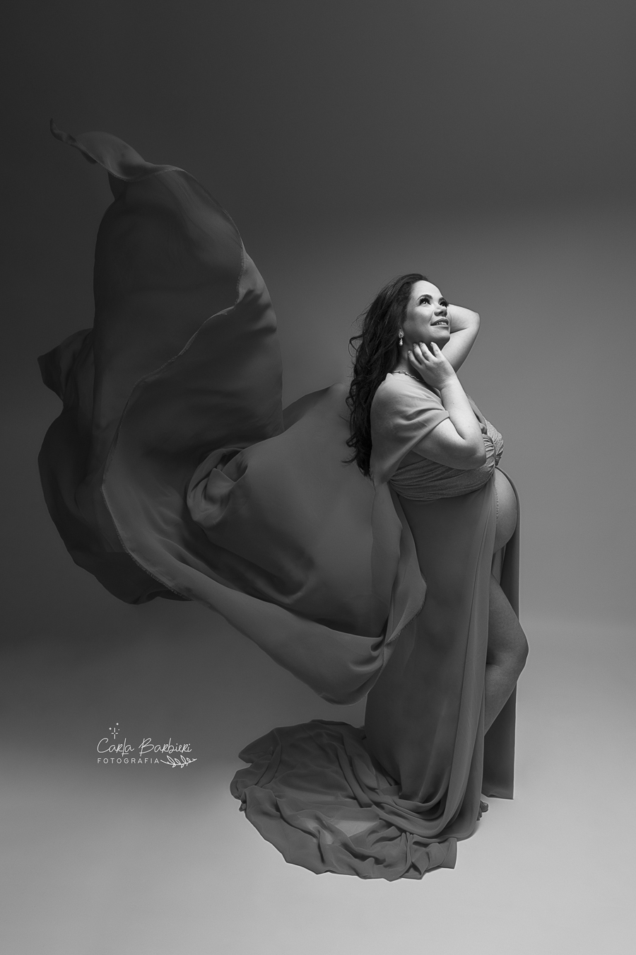fotografia-gestante-moulage-tecido-azul-voando-preto-e-branco