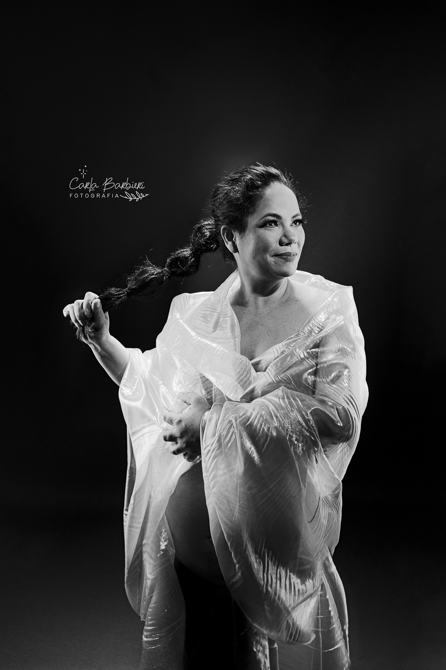 fotografia-gestante-tecido-holografico-preto-e-branco