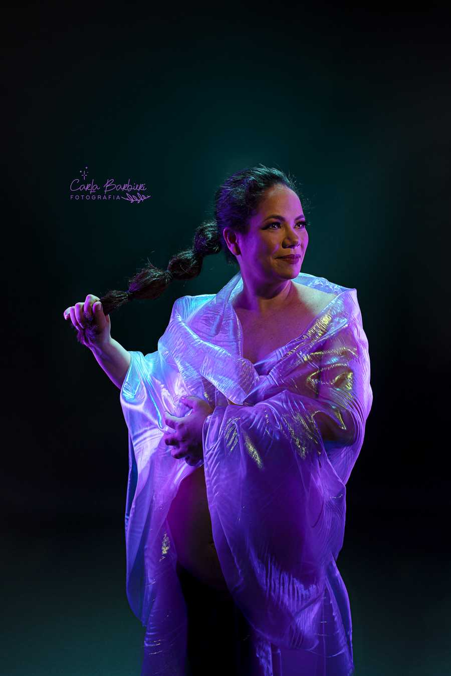 fotografia-gestante-tecido-holografico-luz-colorida
