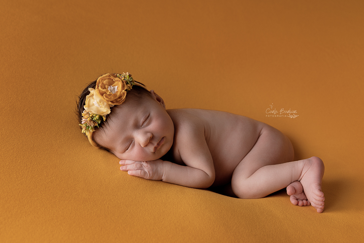 Newborn-cor-mostarda-pose-de-ladinho