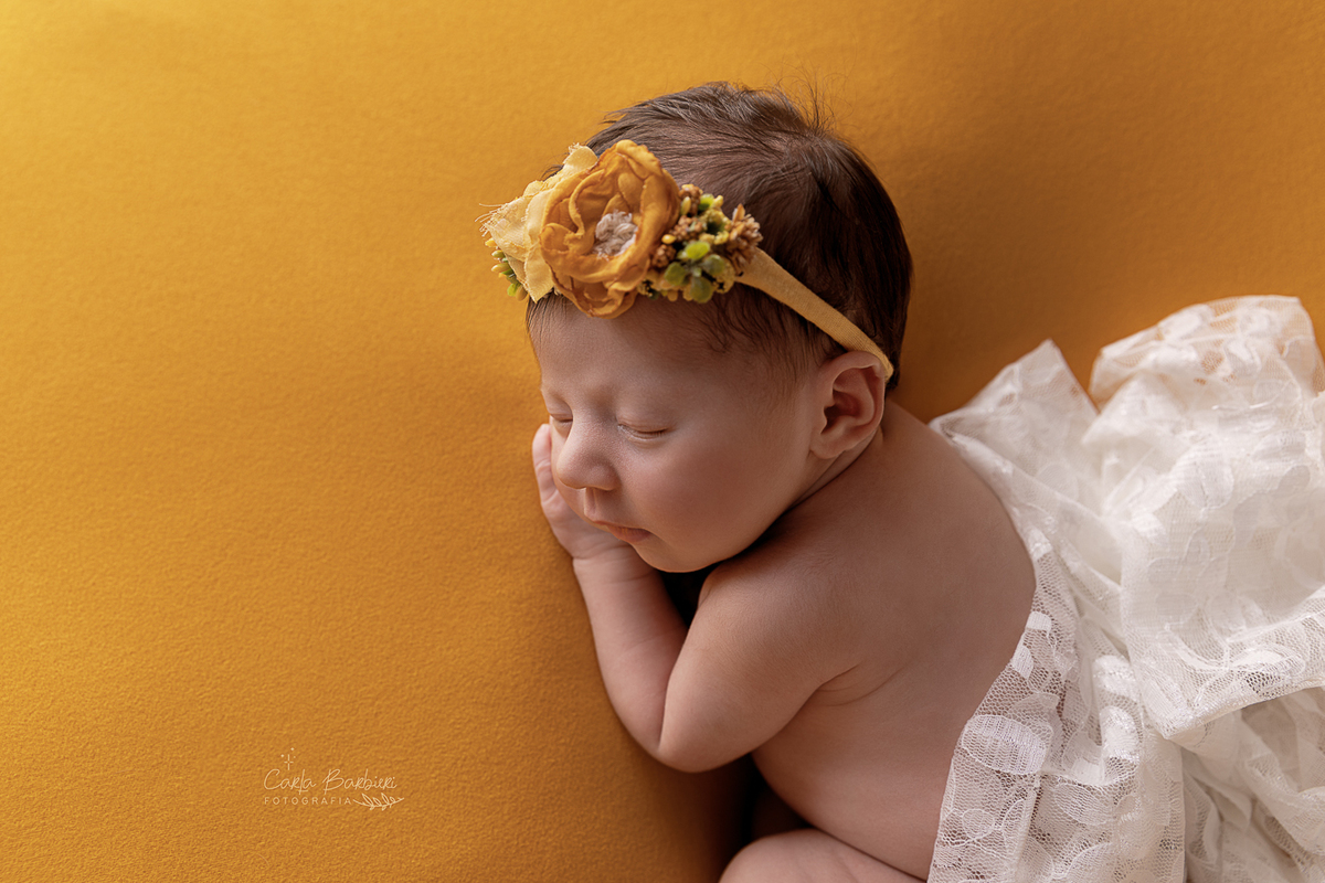 fotografia-newborn-cor-mostarda-pose-de-ladinho_close