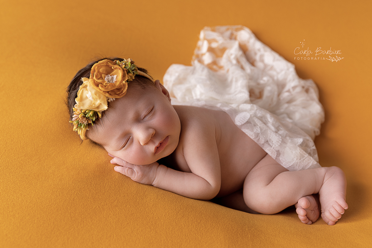 foto-newborn-cor-mostarda-pose-de-ladinho-com-wrap-de-renda