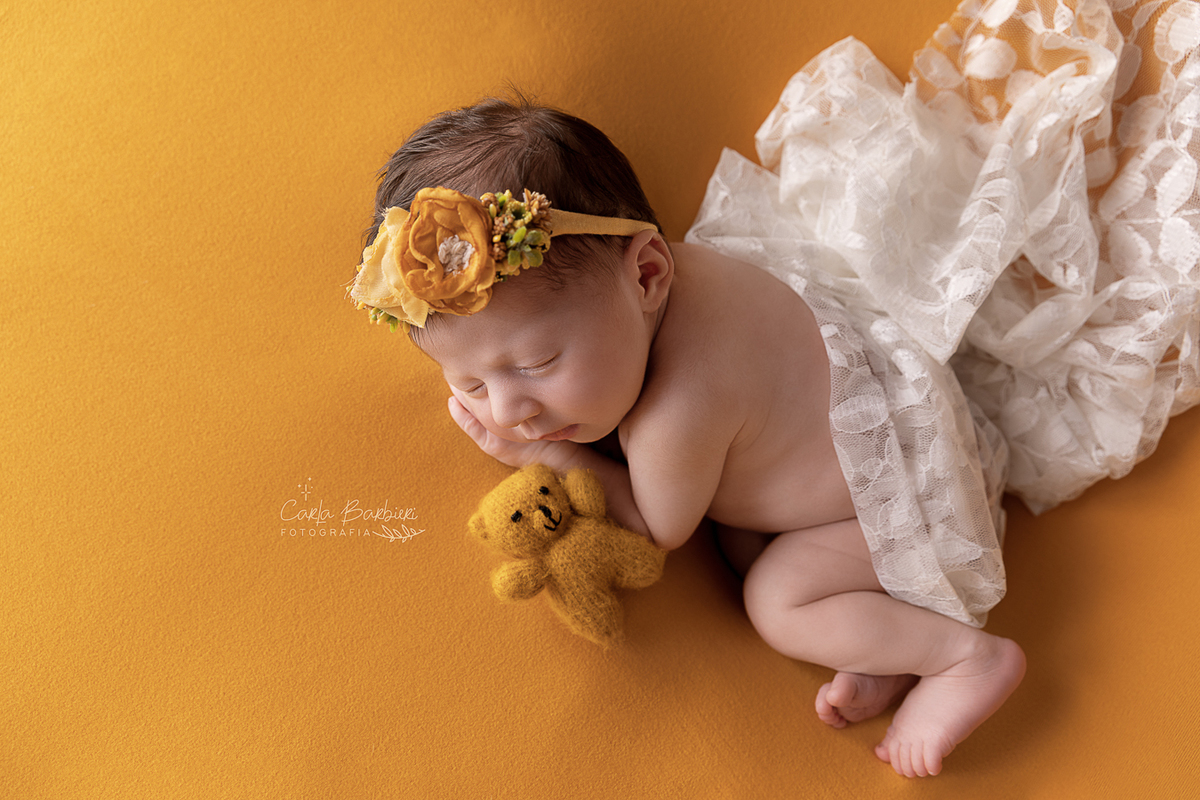 newborn-cor-mostarda-pose-de-ladinho-com-wrap-de-renda-e-ursinho