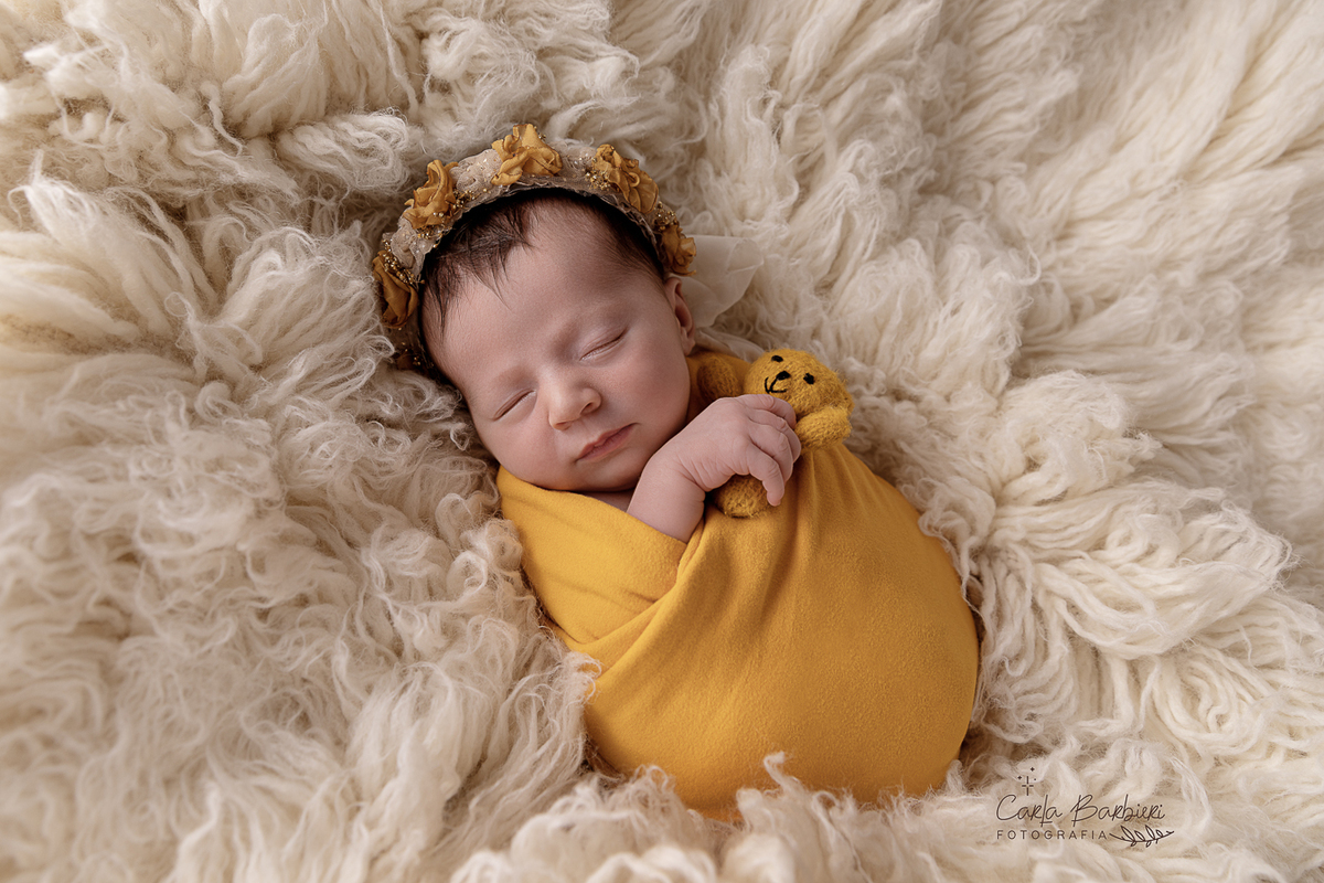 fotografia-newborn-flokati-natural-com-coroa-de-flores-wrap-mostarda-e-ursinho