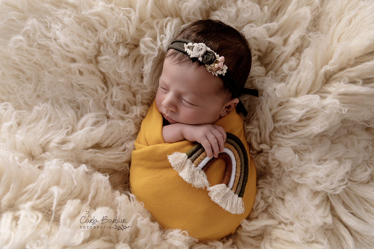 fotografia-newborn-flokati-natural-com-arco-íris