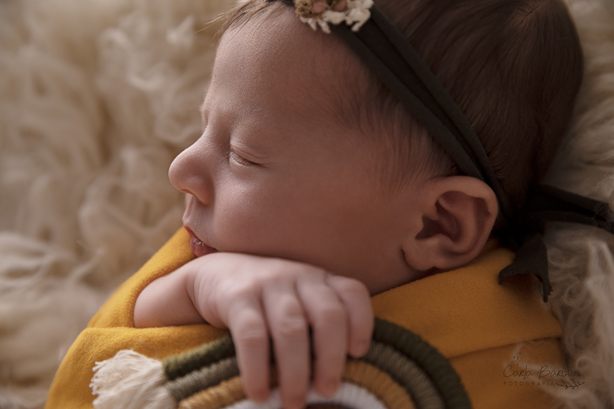 fotografia-newborn-flokati-natural-em-close-de-rosto