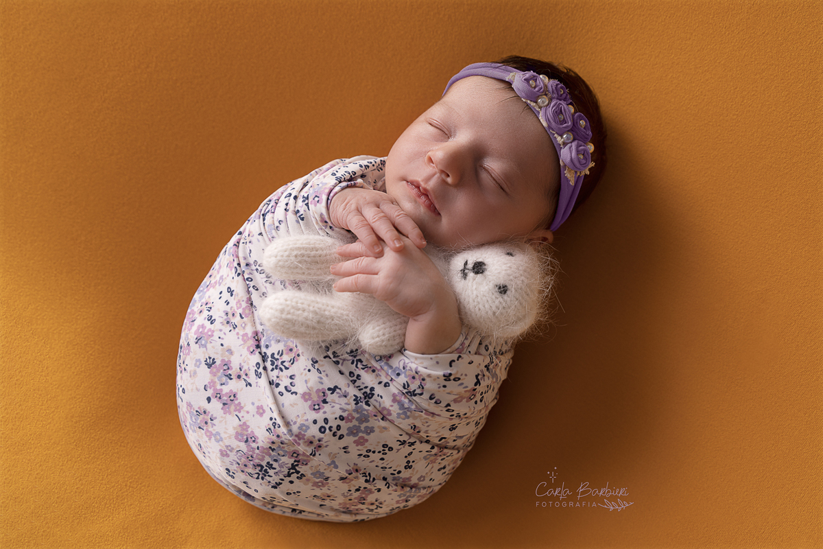 foto-bebê-wrap-florido-lilás-ursinho-e-headband
