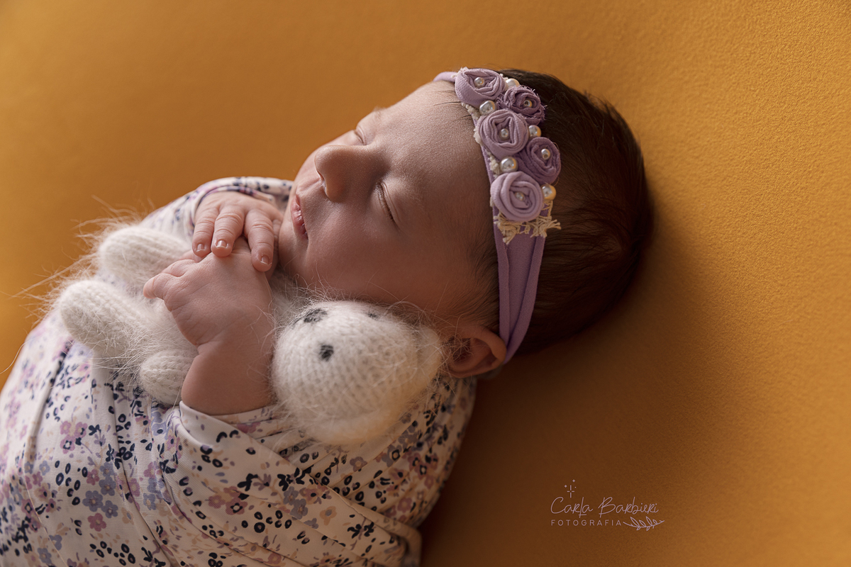 foto-bebê-wrap-florido-lilás-ursinho-e-headband-close