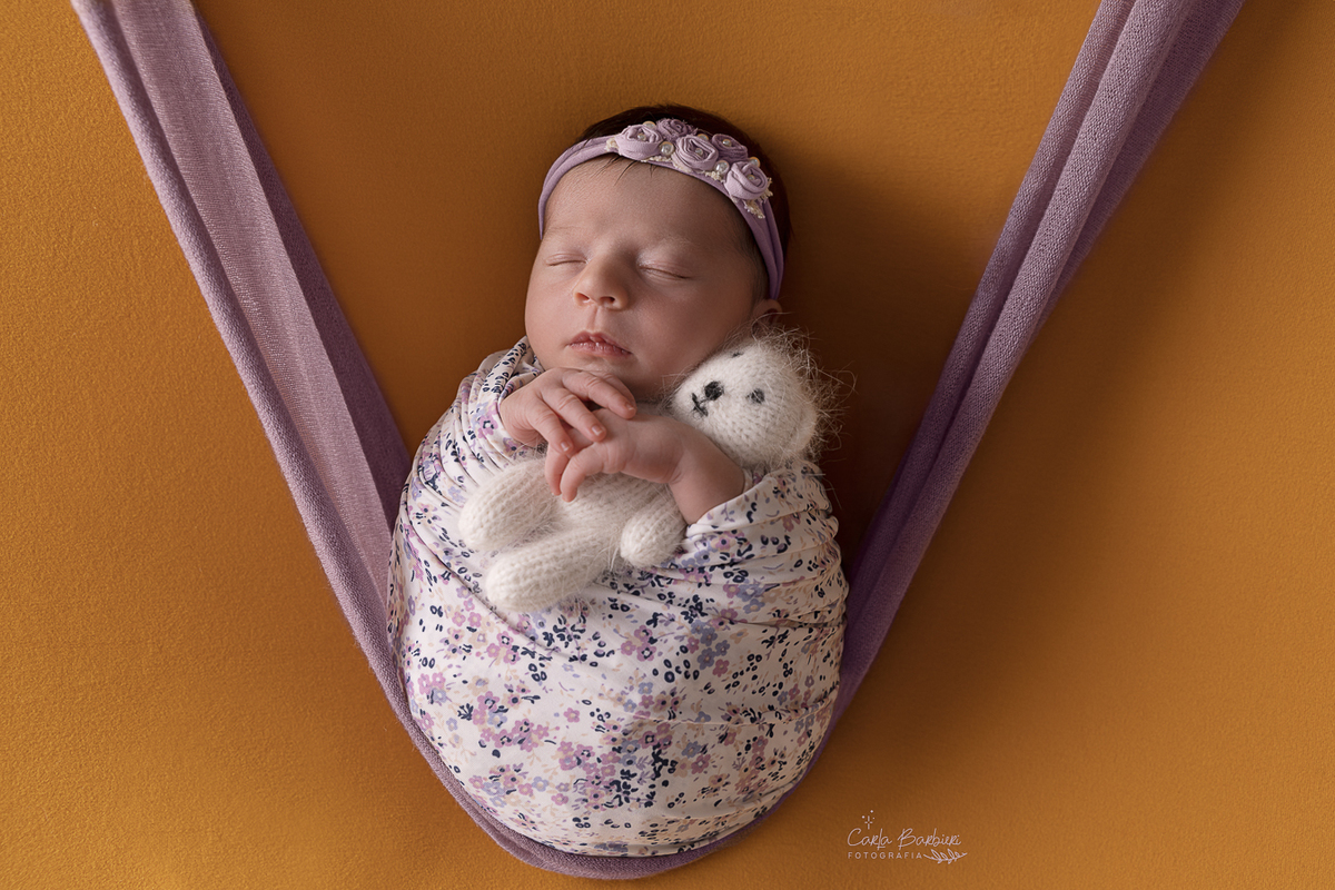 foto-bebê-wrap-florido-lilás-ursinho-e-headband-na-rede-do-wrap