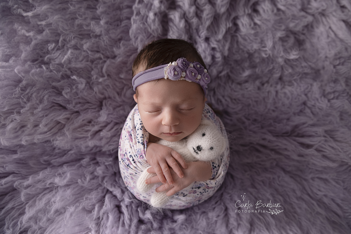 fotografia-newborn-wrap-florido-lilás-ursinho-e-headband-no-flokati