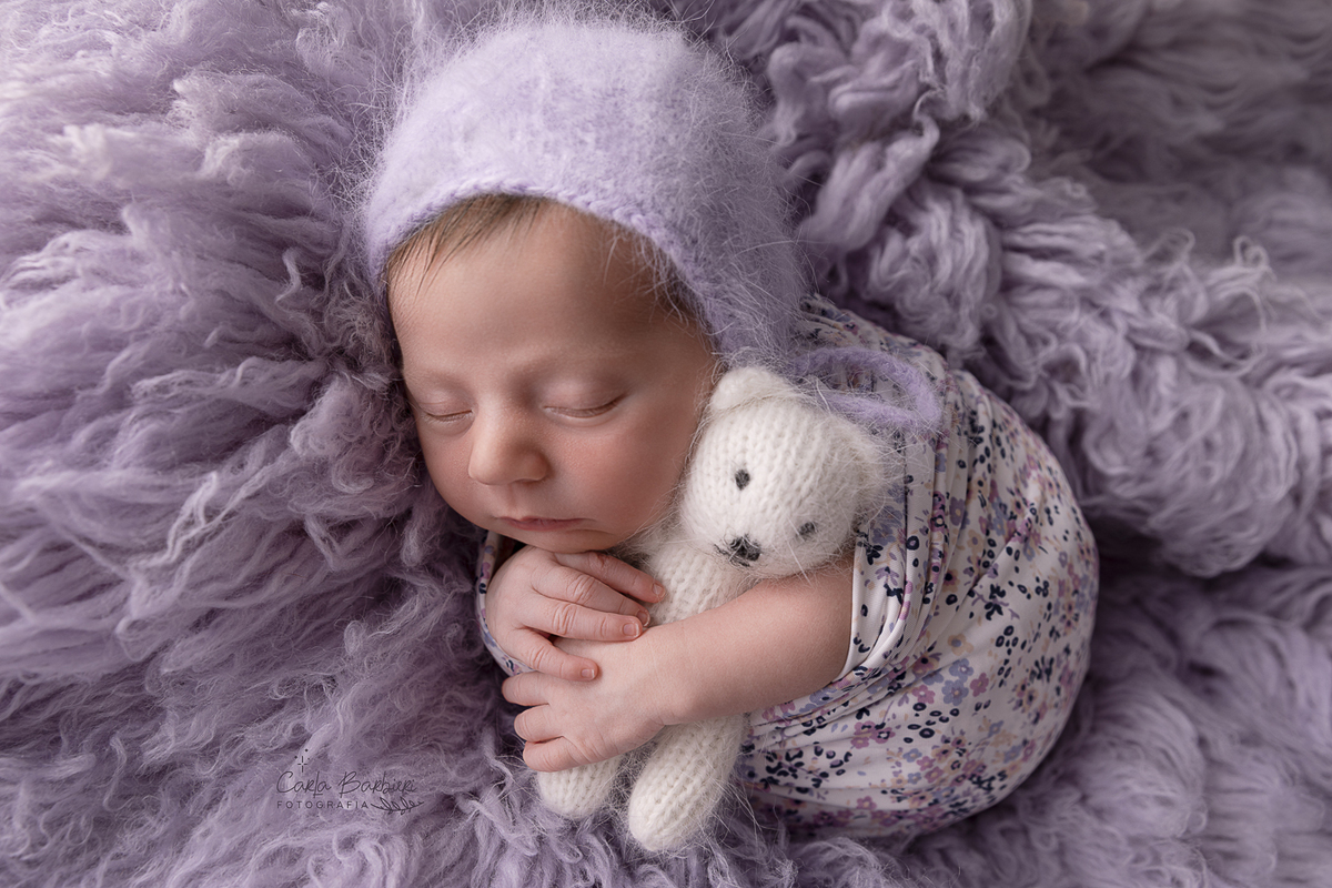 fotografia-newborn-wrap-florido-lilás-ursinho-e-touquinha-no-flokati